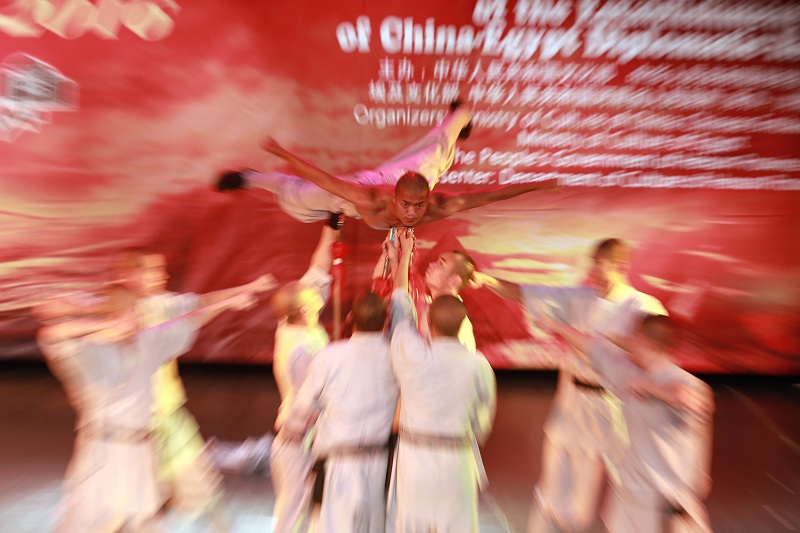 20161025գڰ׶ޣɮֹ йġֹ25պ26ڿڰвҷ졣 »ߣ¡㣩Buddhist monks from China's Shaolin Temple perform Kung Fu during a show in Cairo, Egypt, on Oct. 25, 2016. The show is part of the 2016 China-Egypt Culture Year jointly launched by Egypt and China to mark the 60th anniversary of the establishment of their diplomatic relations. (Xinhua/Ahmed Gomaa)