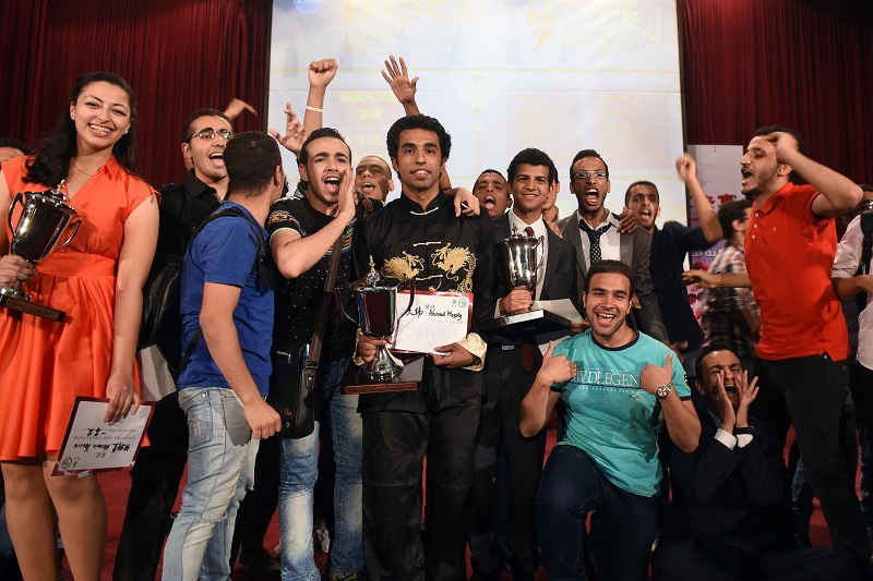 2016511գڰޣѡֺڱף15조šѧı11ڿ޴ѧСҽ𣬴ΰȻѡֻصȽǰйμӡš »ԶWinners celebrate with their supporters after the "Chinese Bridge" Chinese proficiency competition held in Cairo, Egypt on May 11, 2016. Students from Ain Shams University won both the two top prizes of "Chinese Bridge" Chinese proficiency competition held in Cairo on Wednesday, securing tickets to the world final in China. (Xinhua/Zhao Dingzhe)