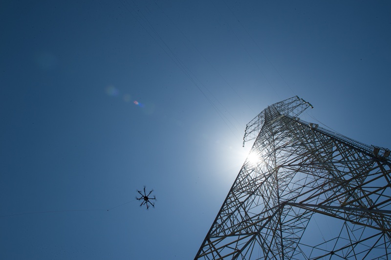 2016630գڰΤʡйҵзʩŶʹ˻Ϊ繤̽пӼߡ »A drone is used to help string the wire between power gird towers across the Nile River at Beni Suef Governorate, Egypt, June 30, 2016. Along the Nile River, the Egypt EETC 500kV Transmission Lines Project (EETC Project), a cooperative one between China Electric Power Equipment and Technology Co. Ltd (CET) and Egypt is under construction. The over-650-million-dollar EETC Project, which covers almost the whole area of the Nile River delta, is the largest transmission lines project in Egypt's history. (Xinhua/Meng Tao)